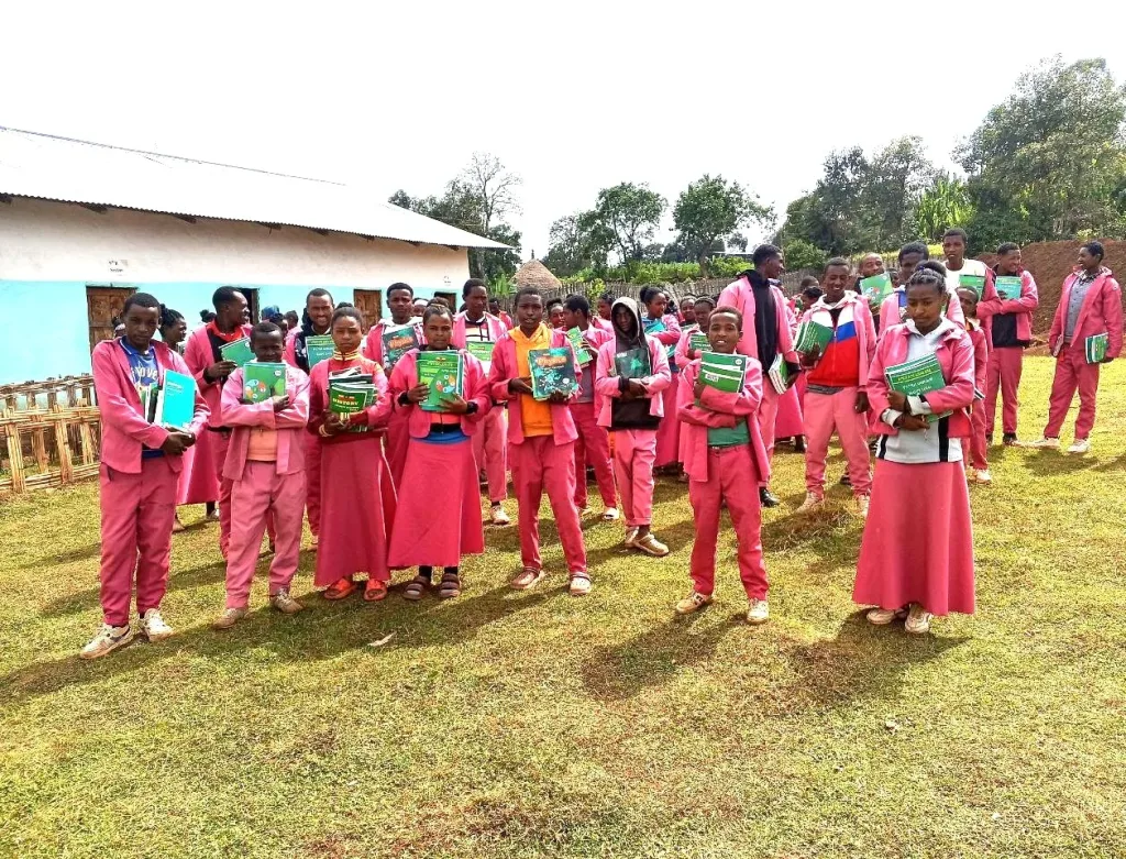 Rapport d’Activités Juillet-Dec 2025 4 tulla high school students with new textbooks