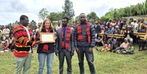 Inauguration du nouveau bâtiment scolaire de Tulla 16 loretta receiving award for sponsor