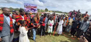 Inauguration du nouveau bâtiment scolaire de Tulla 2 cutting the ribbon to open the school block